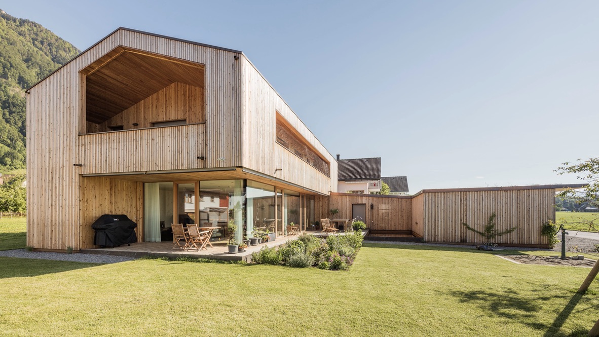 Referenz Objekte, Architektur. Die Schoeb AG ist ein traditioneller Schweizer Familienbetrieb und fuehrender Anbieter von Holzsystembauten. Architektur.