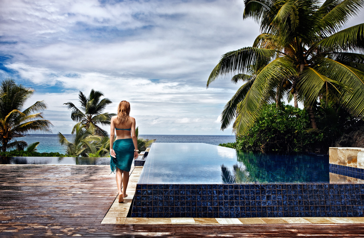 woman_pool_ocean view